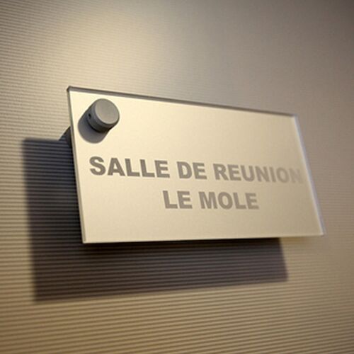 HT18235.jpg GRAVOGLASS SIGNS – HIGH-PERFORMANCE SIGNAGE (PER SQ. CM) - Image 1